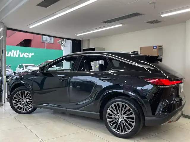 レクサス ＲＸ 450h+ バージョンL 東京都 2023(令5)年 1.8万km グラファイトブラックガラスフレーク 〇ワンオーナー/〇革シート/〇サンルーフ/〇純正メーカーナビ/　ラジオ・BT・USB/〇全方位カメラ/〇ACC/〇BSM/〇LKA/〇パドルシフト/〇パワーバックドア/〇デジタルインナーミラー/〇パーキングアシスト/〇全席シートヒーター/〇前席エアーシート/〇運転席３Ｗａｙメモリーシート/〇置くだけ充電/〇フロアマット/〇プライバシーガラス/〇革巻きステアリング/〇充電ケーブル/〇保証書/〇記録簿（R6.5.7/R7.1）/〇スペアキー