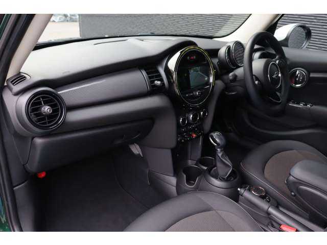 ＭＩＮＩ ミニ クーパー D 大分県 2018(平30)年 1.1万km ブリティッシュレーシンググリーンⅡ 保証書/取扱説明書/スペアキー1本/インテリジェントセーフティ/パークディスタンスコントロール/純正ナビ/バックカメラ/Bluetooth/アンビエントライト/USB/ユニオンジャックテールランプ/ユニオンジャックルーフステッカー/純正フロアマット/純正LEDライト/純正15インチアルミホイール