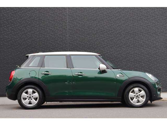 ＭＩＮＩ ミニ クーパー D 大分県 2018(平30)年 1.1万km ブリティッシュレーシンググリーンⅡ 保証書/取扱説明書/スペアキー1本/インテリジェントセーフティ/パークディスタンスコントロール/純正ナビ/バックカメラ/Bluetooth/アンビエントライト/USB/ユニオンジャックテールランプ/ユニオンジャックルーフステッカー/純正フロアマット/純正LEDライト/純正15インチアルミホイール