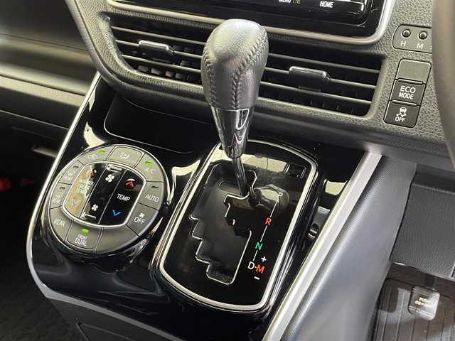 トヨタ ヴォクシー ZS 煌Ⅲ 岩手県 2021(令3)年 2.4万km ブラック ４WD/12.1インチ後席モニター/両側パワースライドドア/トヨタセーフティセンスC/プリクラッシュセーフティ/レーンディパーチャーアラート/オートマチックハイビーム/先行車発進お知らせ機能/クルーズコントロール/クリアランスソナー/MTモード付きAT/横滑り防止装置/アイドリングストップ/リヤオートエアコン/ロールサンシェード/ウォークスルー/純正9インチナビ/（CD/DVD/フルセグ/SD/Bluetooth）/バックカメラ/ETC/ドライブレコーダー/LEDヘッドライト/純正16インチアルミホイール
