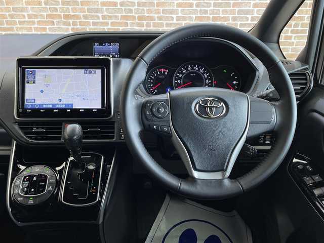 トヨタ ヴォクシー ZS 煌Ⅲ 岩手県 2021(令3)年 2.4万km ブラック ４WD/12.1インチ後席モニター/両側パワースライドドア/トヨタセーフティセンスC/プリクラッシュセーフティ/レーンディパーチャーアラート/オートマチックハイビーム/先行車発進お知らせ機能/クルーズコントロール/クリアランスソナー/MTモード付きAT/横滑り防止装置/アイドリングストップ/リヤオートエアコン/ロールサンシェード/ウォークスルー/純正9インチナビ/（CD/DVD/フルセグ/SD/Bluetooth）/バックカメラ/ETC/ドライブレコーダー/LEDヘッドライト/純正16インチアルミホイール