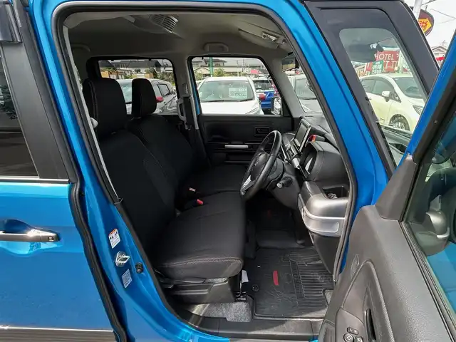 スズキ スペーシア ギア HYBRID XZターボ 宮城県 2019(令1)年 5.7万km ブリスクブルーメタリック/ガンメタリック2トーンルーフ 全方位モニター用カメラパッケージ/・ヘッドアップディスプレイ/・進入禁止標識認識機能/・全方位モニター用カメラ/・USBソケット/・GPSアンテナ/・TV用アンテナ/＝＝＝/セーフティサポート/・デュアルセンサーブレーキサポート/・車線逸脱警報機能/・先行車発進お知らせ機能/・後退時ブレーキサポート/・リアパーキングセンサー/・誤発進抑制機能/・ふらつき警報/・ハイビームアシスト/・後方誤発進抑制機能/純正8インチナビ（CN-RZ846）/・CD/DVD/・Bluetooth/・フルセグTV/ビルトインETC/ドライブレコーダー/シートヒーター/両側パワースライドドア/革巻きステアリング/ステアリングスイッチ/パドルシフト/LEDヘッドランプ/フォグランプ/オートライト/スマートキー/プッシュスタート/電動格納ミラー/純正14インチAW/純正ラバーマット/純正ドアバイザー/Wエアバッグ