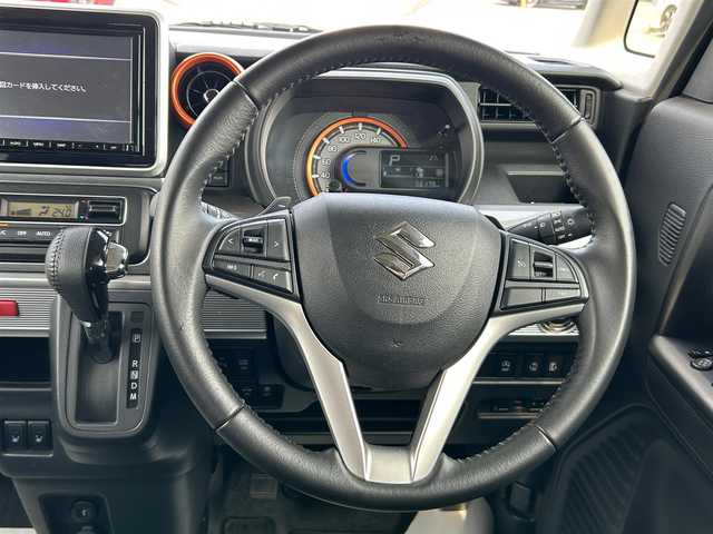 スズキ スペーシア ギア HYBRID XZターボ 宮城県 2019(令1)年 5.7万km ブリスクブルーメタリック/ガンメタリック2トーンルーフ 全方位モニター用カメラパッケージ/・ヘッドアップディスプレイ/・進入禁止標識認識機能/・全方位モニター用カメラ/・USBソケット/・GPSアンテナ/・TV用アンテナ/＝＝＝/セーフティサポート/・デュアルセンサーブレーキサポート/・車線逸脱警報機能/・先行車発進お知らせ機能/・後退時ブレーキサポート/・リアパーキングセンサー/・誤発進抑制機能/・ふらつき警報/・ハイビームアシスト/・後方誤発進抑制機能/純正8インチナビ（CN-RZ846）/・CD/DVD/・Bluetooth/・フルセグTV/ビルトインETC/ドライブレコーダー/シートヒーター/両側パワースライドドア/革巻きステアリング/ステアリングスイッチ/パドルシフト/LEDヘッドランプ/フォグランプ/オートライト/スマートキー/プッシュスタート/電動格納ミラー/純正14インチAW/純正ラバーマット/純正ドアバイザー/Wエアバッグ