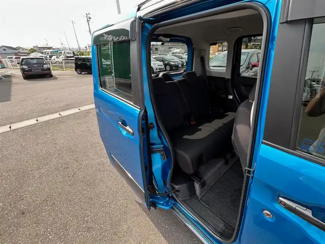 スズキ スペーシア ギア HYBRID XZターボ 宮城県 2019(令1)年 5.7万km ブリスクブルーメタリック/ガンメタリック2トーンルーフ 全方位モニター用カメラパッケージ/・ヘッドアップディスプレイ/・進入禁止標識認識機能/・全方位モニター用カメラ/・USBソケット/・GPSアンテナ/・TV用アンテナ/＝＝＝/セーフティサポート/・デュアルセンサーブレーキサポート/・車線逸脱警報機能/・先行車発進お知らせ機能/・後退時ブレーキサポート/・リアパーキングセンサー/・誤発進抑制機能/・ふらつき警報/・ハイビームアシスト/・後方誤発進抑制機能/純正8インチナビ（CN-RZ846）/・CD/DVD/・Bluetooth/・フルセグTV/ビルトインETC/ドライブレコーダー/シートヒーター/両側パワースライドドア/革巻きステアリング/ステアリングスイッチ/パドルシフト/LEDヘッドランプ/フォグランプ/オートライト/スマートキー/プッシュスタート/電動格納ミラー/純正14インチAW/純正ラバーマット/純正ドアバイザー/Wエアバッグ