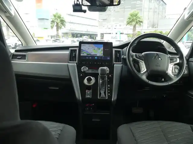 三菱 デリカＤ：５ P 大阪府 2019(令1)年 2.2万km ダイヤモンドブラックマイカ e-Assist/・衝突被害軽減ブレーキシステム（FCM）/・車線逸脱警報システム（LDW）/・誤発進抑制機能（前進＆後退時）（UMS）/・レーダークルーズコントロールシステム（ACC）/・オートマチックハイビーム[AHB]/エレクトリックテールゲート/両側パワースライドドア/純正メモリーナビ/地デジTV/【DVD/CD再生機能　Bluetooth接続】/マルチアラウンドモニター/ドライブレコーダー（前後撮影）【VREC-DZ700D】/運転席パワーシート/前席シートヒーター/革巻きステアリング/ステアリングスイッチ/ETC/LEDヘッドライト/LEDフォグライト/ウインカーミラー/純正18インチアルミホイル/サイド/カーテンエアバッグ/キーレスオペレーションシステム