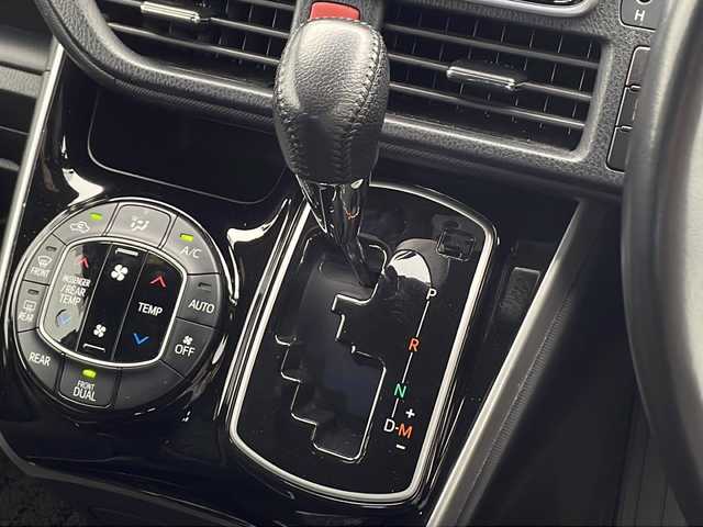 トヨタ ヴォクシー ZS 煌Ⅱ 千葉県 2020(令2)年 5.6万km ブラック 純正ナビ/AM/FM/CD/DVD/BT/SD/フルセグTV/純正フリップダウンモニター/両側パワースライドドア/プリクラッシュセーフティ/レーンキープアシスト/オートハイビーム/純正LEDヘッドライト/バックカメラ/アイドリングストップ/ETC/社外18インチAW