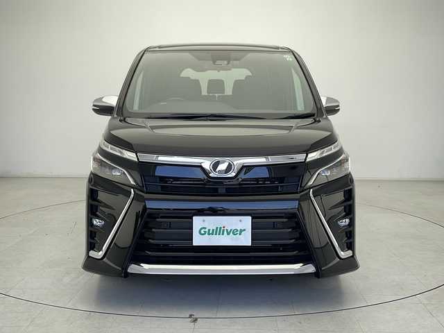 トヨタ ヴォクシー ZS 煌Ⅱ 千葉県 2020(令2)年 5.6万km ブラック 純正ナビ/AM/FM/CD/DVD/BT/SD/フルセグTV/純正フリップダウンモニター/両側パワースライドドア/プリクラッシュセーフティ/レーンキープアシスト/オートハイビーム/純正LEDヘッドライト/バックカメラ/アイドリングストップ/ETC/社外18インチAW