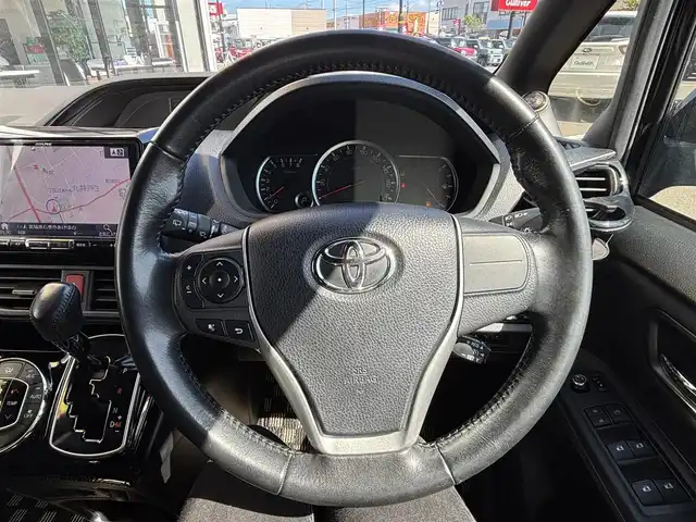 トヨタ ノア Si ダブルバイビー 宮城県 2017(平29)年 7.2万km ブラック 登録時走行距離71479km/ALPINE9インチナビ/フルセグTV/CD/DVD/Bluetooth/ALPINEフリップダウンモニター/両側パワースライド/ハーフレザーシート/クルーズコントロール/プリクラッシュセーフティ/オートハイビーム/寒冷地仕様/プッシュスタート/ETC/ステアリングリモコン/革巻きステアリング/アイドリングストップ/横滑り防止装置/スマートキー/Autoライト/LEDライト/ロールアップサンシェード/ISOFIX