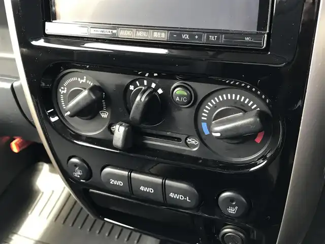 スズキ ジムニー ランドベンチャー 鳥取県 2015(平27)年 3.7万km パールホワイト ４・W・D/ターボ車/社外ナビ/フルセグ/CD/DVD/BT/ETC2.0/前後ドライブレコーダー/レザーシート/運転席シートヒーター/フォグライト/４WD切替スイッチ/背面タイヤ/キーレスキー/電動格納ミラー/ウィンカーミラー/純正16インチアルミホイール/フロアマット