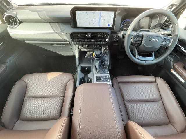 トヨタ ランドクルーザー ２５０ ZX 岩手県 2024(令6)年 0.4万km ブラック 電動リアデフロック/ドライブモードセレクト/純正20インチAW/三眼LEDヘッドライト/ダークチェスナット内装/前席・セカンドシードシートヒーター/クーラー/前席パワーシート/ディスプレイオーディオ/デジタルインナーミラー/トヨタセーフティセンス/ハンズフリーバックドア/置くだけ充電/JBLプレミアムサウンド