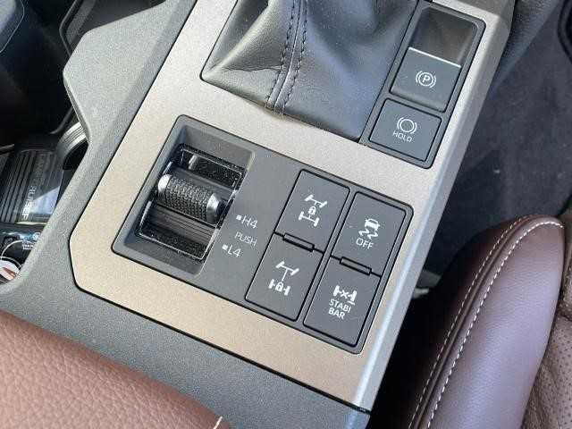 トヨタ ランドクルーザー ２５０ ZX 岩手県 2024(令6)年 0.4万km ブラック 電動リアデフロック/ドライブモードセレクト/純正20インチAW/三眼LEDヘッドライト/ダークチェスナット内装/前席・セカンドシードシートヒーター/クーラー/前席パワーシート/ディスプレイオーディオ/デジタルインナーミラー/トヨタセーフティセンス/ハンズフリーバックドア/置くだけ充電/JBLプレミアムサウンド