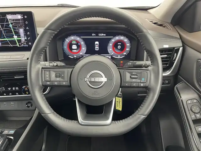 日産 エクストレイル X e－4ORCE 富山県 2023(令5)年 1万km ブリリアントホワイトパール/スーパーブラック 2トーン 純正12.3型ナビ（AM/FM/BT/USB/フルセグ）/全方位カメラ/ETC/デジタルインナーミラー/レザーシート/D/N席パワーシート/D席メモリシート/シートヒーター/ハンドルヒーター/ブラインドスポットモニター/衝突被害軽減システム/レーダークルーズコントロール/レーンキープアシスト/コーナーセンサー/横滑り防止装置/アイドリングストップ/純正アルミホイール/社外フロアマット/オートLEDライト/オートマチックハイビーム/オートホールド付電子パーキング/スマートキー