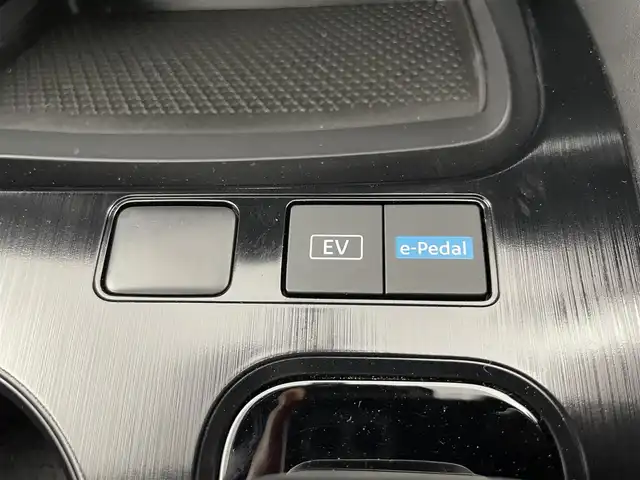 日産 エクストレイル X e－4ORCE 富山県 2023(令5)年 1万km ブリリアントホワイトパール/スーパーブラック 2トーン 純正12.3型ナビ（AM/FM/BT/USB/フルセグ）/全方位カメラ/ETC/デジタルインナーミラー/レザーシート/D/N席パワーシート/D席メモリシート/シートヒーター/ハンドルヒーター/ブラインドスポットモニター/衝突被害軽減システム/レーダークルーズコントロール/レーンキープアシスト/コーナーセンサー/横滑り防止装置/アイドリングストップ/純正アルミホイール/社外フロアマット/オートLEDライト/オートマチックハイビーム/オートホールド付電子パーキング/スマートキー