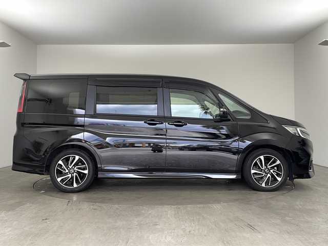 ホンダ ステップワゴン スパーダ クルスピセンシング 兵庫県 2021(令3)年 2.2万km プレミアムスパークルブラックパール ・ワンオーナー/・Honda SENSING/・衝突軽減ブレーキ/・誤発進抑制機能/・歩行者事故低減ステアリング/・路外逸脱抑制機能/・アダプディブクルーズコントロール/・車線維持支援システム/・先行車発進お知らせ機能/・標識認識機能/・純正7インチメモリナビ＆フルセグ＆BT＆USB＆DVD＆USB/・バックカメラ/・両側パワースライドドア/・パドルシフト/・前席シートヒーター/・ステアリングリモコン/・ビルトインETC2.0/・純正前後ドライブレコーダー/・純正フロアマット/・スマートキー/・スペアキー/・プッシュスタート/・W＋サイドエアバック/・カーテンエアバック/・アイドリングストップ/・横滑り防止装置/・純正17インチアルミホイール/・LEDヘッドライト/・フォグ/・オートライト/・2列目サンシェード/・FABTECT(撥水撥油シート)/・コンフォートビューパッケージ（親水/ヒーテッドドアミラー＋フロントドア撥水ガラス）
