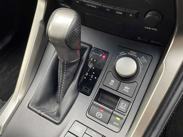 レクサス ＮＸ 300h Fスポーツ 千葉県 2015(平27)年 5.8万km グラファイトブラックガラスフレーク 純正ナビ/フルセグTV/Bluetooth/CD/DVD/バックカメラ/ドライブレコーダー/レーダー探知機/パドルシフト/レザーシート/パワーシート/シートメモリー/シートヒーター/シートクーラー/ステアリングヒーター/純正OP18インチアルミホイール/パワーバックドア/3眼LEDヘッドライト