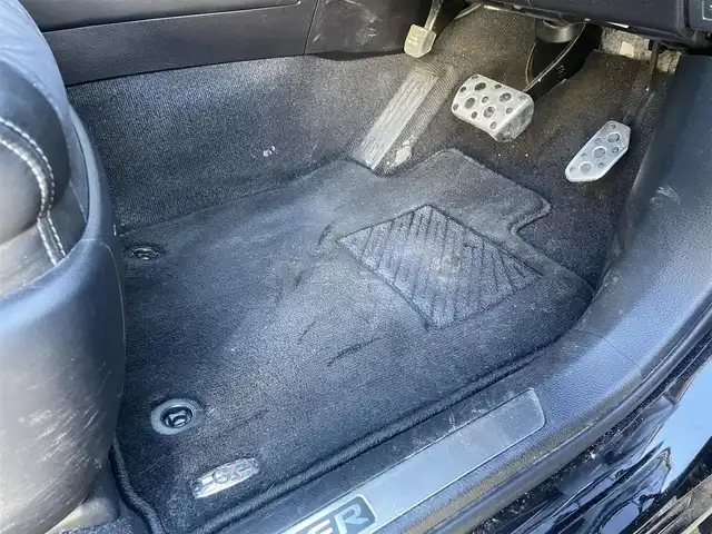 トヨタ ハリアー エレガンス G’s 埼玉県 2015(平27)年 11.1万km ブラック サンルーフ/ハーフレザーシート/Ｄ席パワーシート/純正９インチメモリナビ＆フルセグＴＶ/　（ＤＶＤ＆ＣＤ＆ＢＴ）/バックカメラ/ビルトインＥＴＣ/アイドリングストップ/革巻きステアリング/ステアリングリモコン/純正エアロ/純正１９inアルミホイール/オートライト/ＬＥＤライト/フォグランプ/スマートキー/プッシュスタート/Ｗ＆サイド＆カーテンエアバッグ/盗難防止装置/横滑り防止装置/ＡＢＳ/フロアマット/新車保証書/取扱説明書（車両＆ナビ）