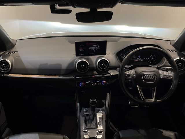 アウディ Ｑ２ 1stエディション 新潟県 2021(令3)年 3万km グレー 限定車125台/Sラインプラスパッケージ/・アルミホイール5スポークYデザイン/・スポーツサスペンション/・アンビエントライディング/・LEDヘッドライト/・ヘッドライディングブラック/ブラックスタイリングパッケージ/ナビげーションパッケージ/・MMIナビゲーション/・TV/CD/BT/バーチャルコックピット/オートマチックテールゲート/アウディコネクト/コンビニエンス＆アシスタンスパッケージ/アクティブクルーズコントロール/リヤビューカメラ/アウディパーキングシステム/パ－キングエイド/アクティブ・ドライビング・アシスト/サイドアシスト/アクティブレーンアシスト/ETC2.0/ドライブレコーダー/シートヒーター