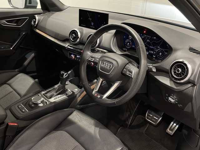 アウディ Ｑ２ 1stエディション 新潟県 2021(令3)年 3万km グレー 限定車125台/Sラインプラスパッケージ/・アルミホイール5スポークYデザイン/・スポーツサスペンション/・アンビエントライディング/・LEDヘッドライト/・ヘッドライディングブラック/ブラックスタイリングパッケージ/ナビげーションパッケージ/・MMIナビゲーション/・TV/CD/BT/バーチャルコックピット/オートマチックテールゲート/アウディコネクト/コンビニエンス＆アシスタンスパッケージ/アクティブクルーズコントロール/リヤビューカメラ/アウディパーキングシステム/パ－キングエイド/アクティブ・ドライビング・アシスト/サイドアシスト/アクティブレーンアシスト/ETC2.0/ドライブレコーダー/シートヒーター