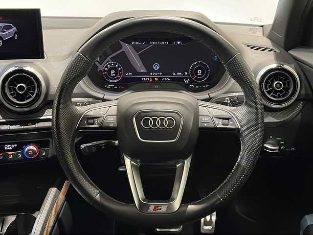 アウディ Ｑ２ 1stエディション 新潟県 2021(令3)年 3万km グレー 限定車125台/Sラインプラスパッケージ/・アルミホイール5スポークYデザイン/・スポーツサスペンション/・アンビエントライディング/・LEDヘッドライト/・ヘッドライディングブラック/ブラックスタイリングパッケージ/ナビげーションパッケージ/・MMIナビゲーション/・TV/CD/BT/バーチャルコックピット/オートマチックテールゲート/アウディコネクト/コンビニエンス＆アシスタンスパッケージ/アクティブクルーズコントロール/リヤビューカメラ/アウディパーキングシステム/パ－キングエイド/アクティブ・ドライビング・アシスト/サイドアシスト/アクティブレーンアシスト/ETC2.0/ドライブレコーダー/シートヒーター