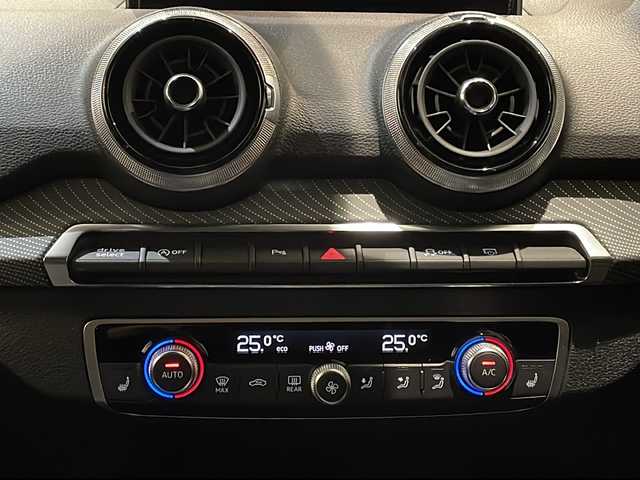 アウディ Ｑ２ 1stエディション 新潟県 2021(令3)年 3万km グレー 限定車125台/Sラインプラスパッケージ/・アルミホイール5スポークYデザイン/・スポーツサスペンション/・アンビエントライディング/・LEDヘッドライト/・ヘッドライディングブラック/ブラックスタイリングパッケージ/ナビげーションパッケージ/・MMIナビゲーション/・TV/CD/BT/バーチャルコックピット/オートマチックテールゲート/アウディコネクト/コンビニエンス＆アシスタンスパッケージ/アクティブクルーズコントロール/リヤビューカメラ/アウディパーキングシステム/パ－キングエイド/アクティブ・ドライビング・アシスト/サイドアシスト/アクティブレーンアシスト/ETC2.0/ドライブレコーダー/シートヒーター