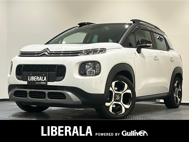 シトロエン Ｃ３ エアクロス オリジンズ 新潟県 2019(令1)年 1万km 白 100周年記念仕様車/C3 AIRCORSS SUV ORIGINS 仕様/・オリジンズロゴステッカー（フロントドア）/・ブロンズカラーアクセント（ドアミラー／ヘッドライトベゼル）/・ブロンズアクセント入りダッシュボード/・テールゲートエンブレムステッカー/・ホワイトリアクオーターパネルステッカー/・ブロンズステッチ入りファブリックコンビネーションシート（グレー／ブラック／ホワイト）/・オリジンズロゴ入りフロントシートタグ/・ブラックドアミラー/・ブラックルーフ＆ルーフレール/・グリップコントロール（ヒルディセントコントロール付き）/・専用フロアマット/・17インチアロイホイール/ナビゲーションシステム/・TV/USB/リヤビューカメラ/レーンディパーチャーウォーニング/パークアシスト/インテリジェントハイビーム/パーキングセンサー/ブラインドスポットモニター/ACC/ドライブレコーダー