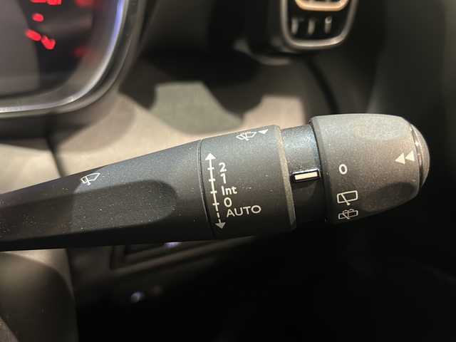 シトロエン Ｃ３ エアクロス オリジンズ 新潟県 2019(令1)年 1万km 白 100周年記念仕様車/C3 AIRCORSS SUV ORIGINS 仕様/・オリジンズロゴステッカー（フロントドア）/・ブロンズカラーアクセント（ドアミラー／ヘッドライトベゼル）/・ブロンズアクセント入りダッシュボード/・テールゲートエンブレムステッカー/・ホワイトリアクオーターパネルステッカー/・ブロンズステッチ入りファブリックコンビネーションシート（グレー／ブラック／ホワイト）/・オリジンズロゴ入りフロントシートタグ/・ブラックドアミラー/・ブラックルーフ＆ルーフレール/・グリップコントロール（ヒルディセントコントロール付き）/・専用フロアマット/・17インチアロイホイール/ナビゲーションシステム/・TV/USB/リヤビューカメラ/レーンディパーチャーウォーニング/パークアシスト/インテリジェントハイビーム/パーキングセンサー/ブラインドスポットモニター/ACC/ドライブレコーダー