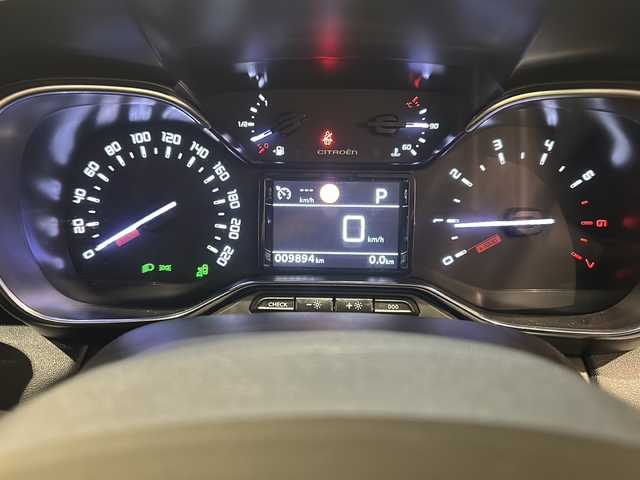 シトロエン Ｃ３ エアクロス オリジンズ 新潟県 2019(令1)年 1万km 白 100周年記念仕様車/C3 AIRCORSS SUV ORIGINS 仕様/・オリジンズロゴステッカー（フロントドア）/・ブロンズカラーアクセント（ドアミラー／ヘッドライトベゼル）/・ブロンズアクセント入りダッシュボード/・テールゲートエンブレムステッカー/・ホワイトリアクオーターパネルステッカー/・ブロンズステッチ入りファブリックコンビネーションシート（グレー／ブラック／ホワイト）/・オリジンズロゴ入りフロントシートタグ/・ブラックドアミラー/・ブラックルーフ＆ルーフレール/・グリップコントロール（ヒルディセントコントロール付き）/・専用フロアマット/・17インチアロイホイール/ナビゲーションシステム/・TV/USB/リヤビューカメラ/レーンディパーチャーウォーニング/パークアシスト/インテリジェントハイビーム/パーキングセンサー/ブラインドスポットモニター/ACC/ドライブレコーダー