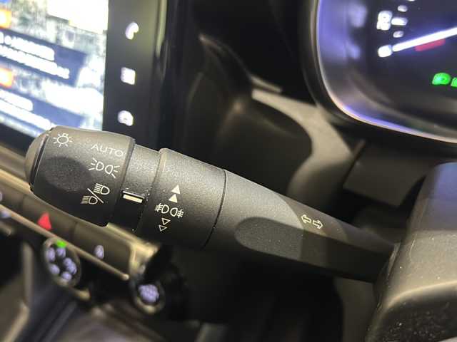 シトロエン Ｃ３ エアクロス オリジンズ 新潟県 2019(令1)年 1万km 白 100周年記念仕様車/C3 AIRCORSS SUV ORIGINS 仕様/・オリジンズロゴステッカー（フロントドア）/・ブロンズカラーアクセント（ドアミラー／ヘッドライトベゼル）/・ブロンズアクセント入りダッシュボード/・テールゲートエンブレムステッカー/・ホワイトリアクオーターパネルステッカー/・ブロンズステッチ入りファブリックコンビネーションシート（グレー／ブラック／ホワイト）/・オリジンズロゴ入りフロントシートタグ/・ブラックドアミラー/・ブラックルーフ＆ルーフレール/・グリップコントロール（ヒルディセントコントロール付き）/・専用フロアマット/・17インチアロイホイール/ナビゲーションシステム/・TV/USB/リヤビューカメラ/レーンディパーチャーウォーニング/パークアシスト/インテリジェントハイビーム/パーキングセンサー/ブラインドスポットモニター/ACC/ドライブレコーダー