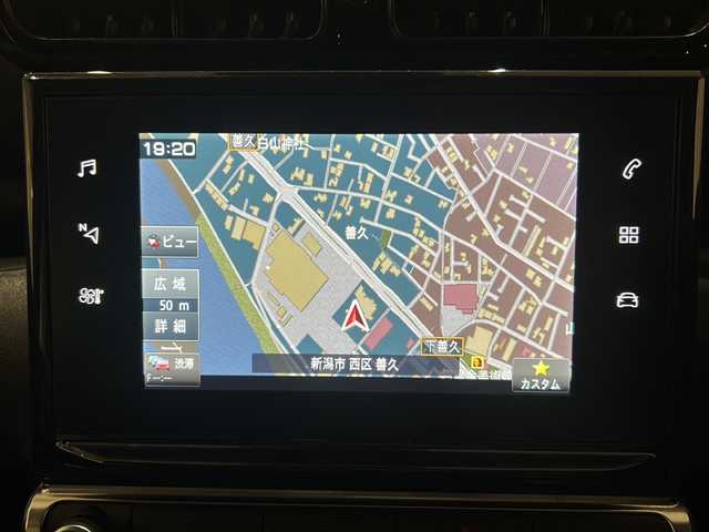 シトロエン Ｃ３ エアクロス オリジンズ 新潟県 2019(令1)年 1万km 白 100周年記念仕様車/C3 AIRCORSS SUV ORIGINS 仕様/・オリジンズロゴステッカー（フロントドア）/・ブロンズカラーアクセント（ドアミラー／ヘッドライトベゼル）/・ブロンズアクセント入りダッシュボード/・テールゲートエンブレムステッカー/・ホワイトリアクオーターパネルステッカー/・ブロンズステッチ入りファブリックコンビネーションシート（グレー／ブラック／ホワイト）/・オリジンズロゴ入りフロントシートタグ/・ブラックドアミラー/・ブラックルーフ＆ルーフレール/・グリップコントロール（ヒルディセントコントロール付き）/・専用フロアマット/・17インチアロイホイール/ナビゲーションシステム/・TV/USB/リヤビューカメラ/レーンディパーチャーウォーニング/パークアシスト/インテリジェントハイビーム/パーキングセンサー/ブラインドスポットモニター/ACC/ドライブレコーダー