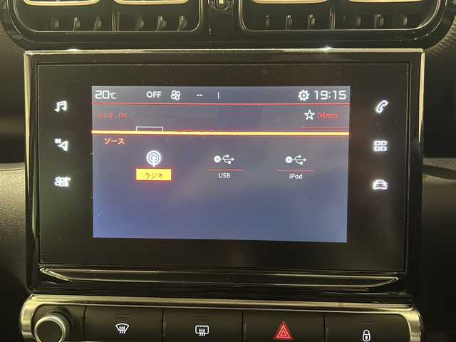 シトロエン Ｃ３ エアクロス オリジンズ 新潟県 2019(令1)年 1万km 白 100周年記念仕様車/C3 AIRCORSS SUV ORIGINS 仕様/・オリジンズロゴステッカー（フロントドア）/・ブロンズカラーアクセント（ドアミラー／ヘッドライトベゼル）/・ブロンズアクセント入りダッシュボード/・テールゲートエンブレムステッカー/・ホワイトリアクオーターパネルステッカー/・ブロンズステッチ入りファブリックコンビネーションシート（グレー／ブラック／ホワイト）/・オリジンズロゴ入りフロントシートタグ/・ブラックドアミラー/・ブラックルーフ＆ルーフレール/・グリップコントロール（ヒルディセントコントロール付き）/・専用フロアマット/・17インチアロイホイール/ナビゲーションシステム/・TV/USB/リヤビューカメラ/レーンディパーチャーウォーニング/パークアシスト/インテリジェントハイビーム/パーキングセンサー/ブラインドスポットモニター/ACC/ドライブレコーダー