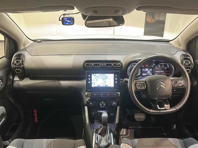 シトロエン Ｃ３ エアクロス オリジンズ 新潟県 2019(令1)年 1万km 白 100周年記念仕様車/C3 AIRCORSS SUV ORIGINS 仕様/・オリジンズロゴステッカー（フロントドア）/・ブロンズカラーアクセント（ドアミラー／ヘッドライトベゼル）/・ブロンズアクセント入りダッシュボード/・テールゲートエンブレムステッカー/・ホワイトリアクオーターパネルステッカー/・ブロンズステッチ入りファブリックコンビネーションシート（グレー／ブラック／ホワイト）/・オリジンズロゴ入りフロントシートタグ/・ブラックドアミラー/・ブラックルーフ＆ルーフレール/・グリップコントロール（ヒルディセントコントロール付き）/・専用フロアマット/・17インチアロイホイール/ナビゲーションシステム/・TV/USB/リヤビューカメラ/レーンディパーチャーウォーニング/パークアシスト/インテリジェントハイビーム/パーキングセンサー/ブラインドスポットモニター/ACC/ドライブレコーダー