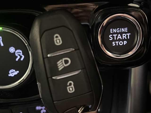 シトロエン Ｃ３ エアクロス オリジンズ 新潟県 2019(令1)年 1万km 白 100周年記念仕様車/C3 AIRCORSS SUV ORIGINS 仕様/・オリジンズロゴステッカー（フロントドア）/・ブロンズカラーアクセント（ドアミラー／ヘッドライトベゼル）/・ブロンズアクセント入りダッシュボード/・テールゲートエンブレムステッカー/・ホワイトリアクオーターパネルステッカー/・ブロンズステッチ入りファブリックコンビネーションシート（グレー／ブラック／ホワイト）/・オリジンズロゴ入りフロントシートタグ/・ブラックドアミラー/・ブラックルーフ＆ルーフレール/・グリップコントロール（ヒルディセントコントロール付き）/・専用フロアマット/・17インチアロイホイール/ナビゲーションシステム/・TV/USB/リヤビューカメラ/レーンディパーチャーウォーニング/パークアシスト/インテリジェントハイビーム/パーキングセンサー/ブラインドスポットモニター/ACC/ドライブレコーダー