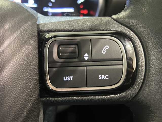 シトロエン Ｃ３ エアクロス オリジンズ 新潟県 2019(令1)年 1万km 白 100周年記念仕様車/C3 AIRCORSS SUV ORIGINS 仕様/・オリジンズロゴステッカー（フロントドア）/・ブロンズカラーアクセント（ドアミラー／ヘッドライトベゼル）/・ブロンズアクセント入りダッシュボード/・テールゲートエンブレムステッカー/・ホワイトリアクオーターパネルステッカー/・ブロンズステッチ入りファブリックコンビネーションシート（グレー／ブラック／ホワイト）/・オリジンズロゴ入りフロントシートタグ/・ブラックドアミラー/・ブラックルーフ＆ルーフレール/・グリップコントロール（ヒルディセントコントロール付き）/・専用フロアマット/・17インチアロイホイール/ナビゲーションシステム/・TV/USB/リヤビューカメラ/レーンディパーチャーウォーニング/パークアシスト/インテリジェントハイビーム/パーキングセンサー/ブラインドスポットモニター/ACC/ドライブレコーダー