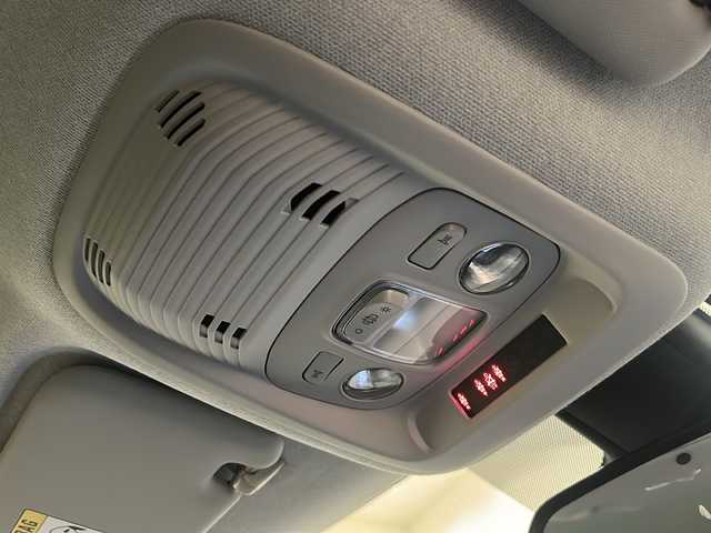 シトロエン Ｃ３ エアクロス オリジンズ 新潟県 2019(令1)年 1万km 白 100周年記念仕様車/C3 AIRCORSS SUV ORIGINS 仕様/・オリジンズロゴステッカー（フロントドア）/・ブロンズカラーアクセント（ドアミラー／ヘッドライトベゼル）/・ブロンズアクセント入りダッシュボード/・テールゲートエンブレムステッカー/・ホワイトリアクオーターパネルステッカー/・ブロンズステッチ入りファブリックコンビネーションシート（グレー／ブラック／ホワイト）/・オリジンズロゴ入りフロントシートタグ/・ブラックドアミラー/・ブラックルーフ＆ルーフレール/・グリップコントロール（ヒルディセントコントロール付き）/・専用フロアマット/・17インチアロイホイール/ナビゲーションシステム/・TV/USB/リヤビューカメラ/レーンディパーチャーウォーニング/パークアシスト/インテリジェントハイビーム/パーキングセンサー/ブラインドスポットモニター/ACC/ドライブレコーダー