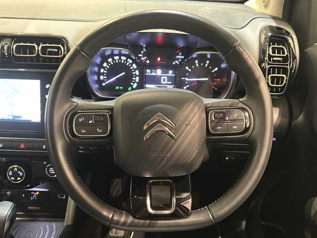 シトロエン Ｃ３ エアクロス オリジンズ 新潟県 2019(令1)年 1万km 白 100周年記念仕様車/C3 AIRCORSS SUV ORIGINS 仕様/・オリジンズロゴステッカー（フロントドア）/・ブロンズカラーアクセント（ドアミラー／ヘッドライトベゼル）/・ブロンズアクセント入りダッシュボード/・テールゲートエンブレムステッカー/・ホワイトリアクオーターパネルステッカー/・ブロンズステッチ入りファブリックコンビネーションシート（グレー／ブラック／ホワイト）/・オリジンズロゴ入りフロントシートタグ/・ブラックドアミラー/・ブラックルーフ＆ルーフレール/・グリップコントロール（ヒルディセントコントロール付き）/・専用フロアマット/・17インチアロイホイール/ナビゲーションシステム/・TV/USB/リヤビューカメラ/レーンディパーチャーウォーニング/パークアシスト/インテリジェントハイビーム/パーキングセンサー/ブラインドスポットモニター/ACC/ドライブレコーダー