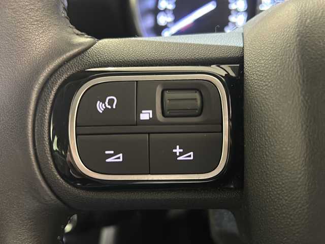 シトロエン Ｃ３ エアクロス オリジンズ 新潟県 2019(令1)年 1万km 白 100周年記念仕様車/C3 AIRCORSS SUV ORIGINS 仕様/・オリジンズロゴステッカー（フロントドア）/・ブロンズカラーアクセント（ドアミラー／ヘッドライトベゼル）/・ブロンズアクセント入りダッシュボード/・テールゲートエンブレムステッカー/・ホワイトリアクオーターパネルステッカー/・ブロンズステッチ入りファブリックコンビネーションシート（グレー／ブラック／ホワイト）/・オリジンズロゴ入りフロントシートタグ/・ブラックドアミラー/・ブラックルーフ＆ルーフレール/・グリップコントロール（ヒルディセントコントロール付き）/・専用フロアマット/・17インチアロイホイール/ナビゲーションシステム/・TV/USB/リヤビューカメラ/レーンディパーチャーウォーニング/パークアシスト/インテリジェントハイビーム/パーキングセンサー/ブラインドスポットモニター/ACC/ドライブレコーダー