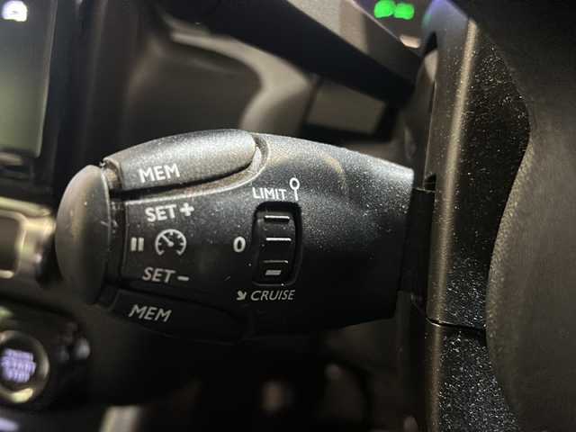 シトロエン Ｃ３ エアクロス オリジンズ 新潟県 2019(令1)年 1万km 白 100周年記念仕様車/C3 AIRCORSS SUV ORIGINS 仕様/・オリジンズロゴステッカー（フロントドア）/・ブロンズカラーアクセント（ドアミラー／ヘッドライトベゼル）/・ブロンズアクセント入りダッシュボード/・テールゲートエンブレムステッカー/・ホワイトリアクオーターパネルステッカー/・ブロンズステッチ入りファブリックコンビネーションシート（グレー／ブラック／ホワイト）/・オリジンズロゴ入りフロントシートタグ/・ブラックドアミラー/・ブラックルーフ＆ルーフレール/・グリップコントロール（ヒルディセントコントロール付き）/・専用フロアマット/・17インチアロイホイール/ナビゲーションシステム/・TV/USB/リヤビューカメラ/レーンディパーチャーウォーニング/パークアシスト/インテリジェントハイビーム/パーキングセンサー/ブラインドスポットモニター/ACC/ドライブレコーダー