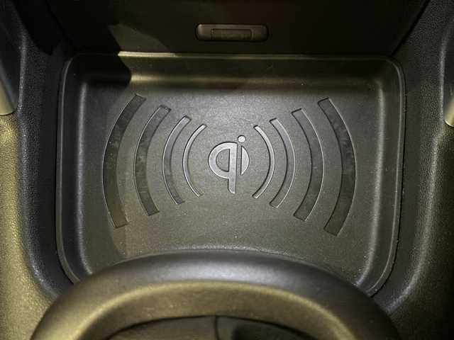 シトロエン Ｃ３ エアクロス オリジンズ 新潟県 2019(令1)年 1万km 白 100周年記念仕様車/C3 AIRCORSS SUV ORIGINS 仕様/・オリジンズロゴステッカー（フロントドア）/・ブロンズカラーアクセント（ドアミラー／ヘッドライトベゼル）/・ブロンズアクセント入りダッシュボード/・テールゲートエンブレムステッカー/・ホワイトリアクオーターパネルステッカー/・ブロンズステッチ入りファブリックコンビネーションシート（グレー／ブラック／ホワイト）/・オリジンズロゴ入りフロントシートタグ/・ブラックドアミラー/・ブラックルーフ＆ルーフレール/・グリップコントロール（ヒルディセントコントロール付き）/・専用フロアマット/・17インチアロイホイール/ナビゲーションシステム/・TV/USB/リヤビューカメラ/レーンディパーチャーウォーニング/パークアシスト/インテリジェントハイビーム/パーキングセンサー/ブラインドスポットモニター/ACC/ドライブレコーダー