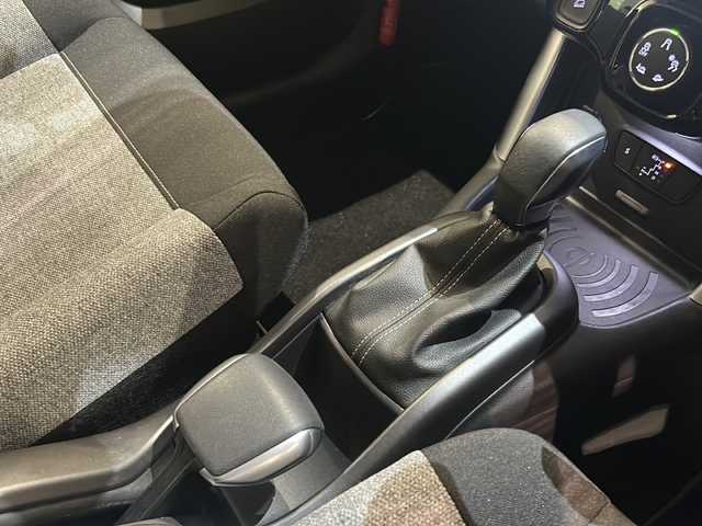 シトロエン Ｃ３ エアクロス オリジンズ 新潟県 2019(令1)年 1万km 白 100周年記念仕様車/C3 AIRCORSS SUV ORIGINS 仕様/・オリジンズロゴステッカー（フロントドア）/・ブロンズカラーアクセント（ドアミラー／ヘッドライトベゼル）/・ブロンズアクセント入りダッシュボード/・テールゲートエンブレムステッカー/・ホワイトリアクオーターパネルステッカー/・ブロンズステッチ入りファブリックコンビネーションシート（グレー／ブラック／ホワイト）/・オリジンズロゴ入りフロントシートタグ/・ブラックドアミラー/・ブラックルーフ＆ルーフレール/・グリップコントロール（ヒルディセントコントロール付き）/・専用フロアマット/・17インチアロイホイール/ナビゲーションシステム/・TV/USB/リヤビューカメラ/レーンディパーチャーウォーニング/パークアシスト/インテリジェントハイビーム/パーキングセンサー/ブラインドスポットモニター/ACC/ドライブレコーダー