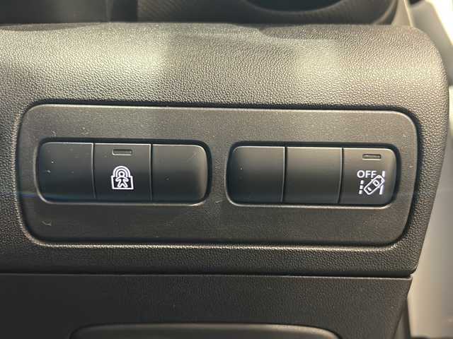 シトロエン Ｃ３ エアクロス オリジンズ 新潟県 2019(令1)年 1万km 白 100周年記念仕様車/C3 AIRCORSS SUV ORIGINS 仕様/・オリジンズロゴステッカー（フロントドア）/・ブロンズカラーアクセント（ドアミラー／ヘッドライトベゼル）/・ブロンズアクセント入りダッシュボード/・テールゲートエンブレムステッカー/・ホワイトリアクオーターパネルステッカー/・ブロンズステッチ入りファブリックコンビネーションシート（グレー／ブラック／ホワイト）/・オリジンズロゴ入りフロントシートタグ/・ブラックドアミラー/・ブラックルーフ＆ルーフレール/・グリップコントロール（ヒルディセントコントロール付き）/・専用フロアマット/・17インチアロイホイール/ナビゲーションシステム/・TV/USB/リヤビューカメラ/レーンディパーチャーウォーニング/パークアシスト/インテリジェントハイビーム/パーキングセンサー/ブラインドスポットモニター/ACC/ドライブレコーダー