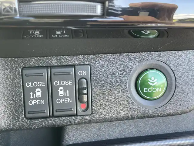 ホンダ ステップワゴン スパーダ ハイブリッド G EX ホンダセンシング 千葉県 2019(令1)年 6.9万km プラチナホワイトパール ホンダセンシング/・衝突軽減ブレーキ/レーンキープアシスト/・レーダークルーズコントロール/誤発進抑制/・先行車発進お知らせ/標識認識機能/純正フリップダウンモニター/純正10インチナビ(VXU-197SWi)/・フルセグ/BT/DVD/CD/USB/バックカメラ/ステアリングスイッチ/ETC/アイドリングストップ/両側パワースライドドア/電動パーキングブレーキ/ハーフレザーシート/シートヒーター(D/N席)/LEDヘッドライト/オートライト/フォグライト/スマートキー/プッシュスタート/純正フロアマット/純正16インチAW