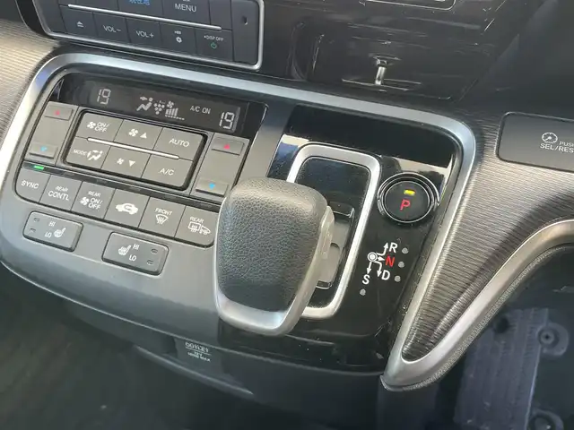 ホンダ ステップワゴン スパーダ ハイブリッド G EX ホンダセンシング 千葉県 2019(令1)年 6.9万km プラチナホワイトパール ホンダセンシング/・衝突軽減ブレーキ/レーンキープアシスト/・レーダークルーズコントロール/誤発進抑制/・先行車発進お知らせ/標識認識機能/純正フリップダウンモニター/純正10インチナビ(VXU-197SWi)/・フルセグ/BT/DVD/CD/USB/バックカメラ/ステアリングスイッチ/ETC/アイドリングストップ/両側パワースライドドア/電動パーキングブレーキ/ハーフレザーシート/シートヒーター(D/N席)/LEDヘッドライト/オートライト/フォグライト/スマートキー/プッシュスタート/純正フロアマット/純正16インチAW