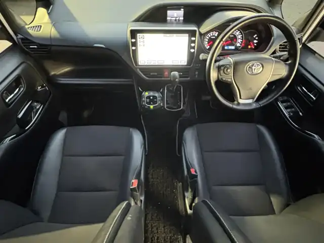 トヨタ ノア Si ダブルバイビー 滋賀県 2018(平30)年 7.3万km ホワイトパールクリスタルシャイン 純正9インチナビ/【Bluetooth/フルセグTV/CD/DVD】/純正フリップダウンモニター/バックカメラ/ETC/前後ドライブレコーダー/トヨタセーフティセンス/・プリクラッシュセーフティ/・レーンディパーチャーアラート/・オートマチックハイビーム/・先行車発進お知らせ機能/両側パワースライドドア/ハーフレザーシート/LEDライト/スマートキー/クルーズコントロール/ステアリングスイッチ