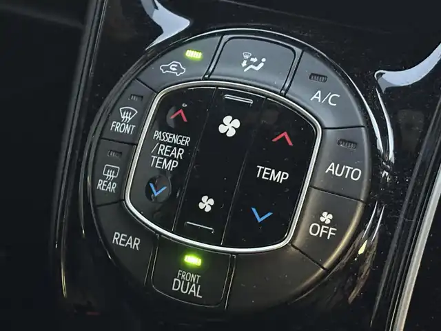 トヨタ ノア Si ダブルバイビー 滋賀県 2018(平30)年 7.3万km ホワイトパールクリスタルシャイン 純正9インチナビ/【Bluetooth/フルセグTV/CD/DVD】/純正フリップダウンモニター/バックカメラ/ETC/前後ドライブレコーダー/トヨタセーフティセンス/・プリクラッシュセーフティ/・レーンディパーチャーアラート/・オートマチックハイビーム/・先行車発進お知らせ機能/両側パワースライドドア/ハーフレザーシート/LEDライト/スマートキー/クルーズコントロール/ステアリングスイッチ