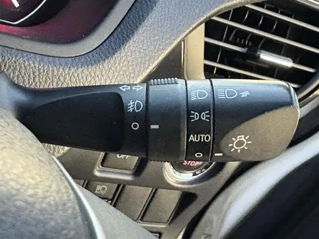 トヨタ ノア Si ダブルバイビー 滋賀県 2018(平30)年 7.3万km ホワイトパールクリスタルシャイン 純正9インチナビ/【Bluetooth/フルセグTV/CD/DVD】/純正フリップダウンモニター/バックカメラ/ETC/前後ドライブレコーダー/トヨタセーフティセンス/・プリクラッシュセーフティ/・レーンディパーチャーアラート/・オートマチックハイビーム/・先行車発進お知らせ機能/両側パワースライドドア/ハーフレザーシート/LEDライト/スマートキー/クルーズコントロール/ステアリングスイッチ