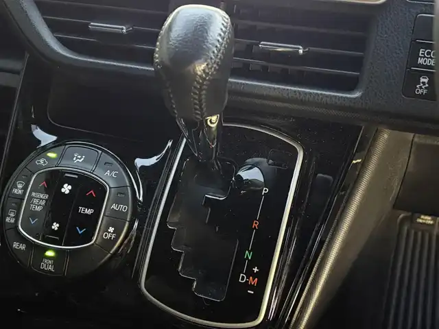 トヨタ ノア Si ダブルバイビー 滋賀県 2018(平30)年 7.3万km ホワイトパールクリスタルシャイン 純正9インチナビ/【Bluetooth/フルセグTV/CD/DVD】/純正フリップダウンモニター/バックカメラ/ETC/前後ドライブレコーダー/トヨタセーフティセンス/・プリクラッシュセーフティ/・レーンディパーチャーアラート/・オートマチックハイビーム/・先行車発進お知らせ機能/両側パワースライドドア/ハーフレザーシート/LEDライト/スマートキー/クルーズコントロール/ステアリングスイッチ