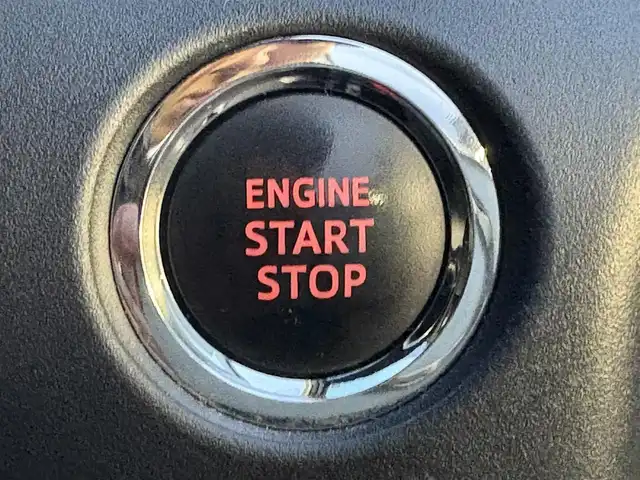 トヨタ ノア Si ダブルバイビー 滋賀県 2018(平30)年 7.3万km ホワイトパールクリスタルシャイン 純正9インチナビ/【Bluetooth/フルセグTV/CD/DVD】/純正フリップダウンモニター/バックカメラ/ETC/前後ドライブレコーダー/トヨタセーフティセンス/・プリクラッシュセーフティ/・レーンディパーチャーアラート/・オートマチックハイビーム/・先行車発進お知らせ機能/両側パワースライドドア/ハーフレザーシート/LEDライト/スマートキー/クルーズコントロール/ステアリングスイッチ