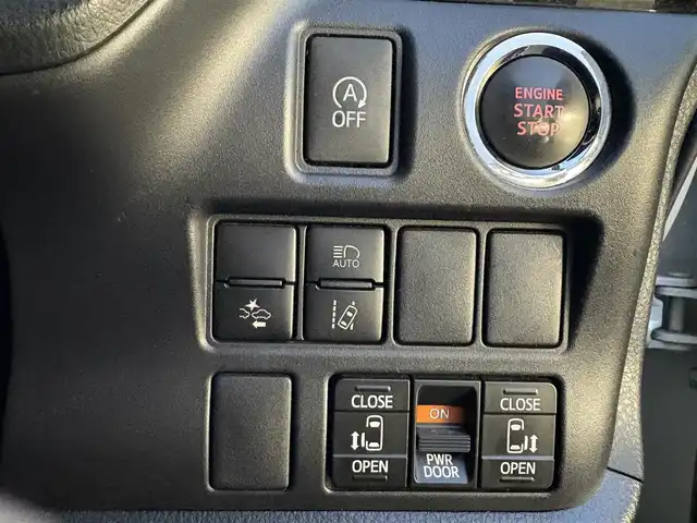 トヨタ ノア Si ダブルバイビー 滋賀県 2018(平30)年 7.3万km ホワイトパールクリスタルシャイン 純正9インチナビ/【Bluetooth/フルセグTV/CD/DVD】/純正フリップダウンモニター/バックカメラ/ETC/前後ドライブレコーダー/トヨタセーフティセンス/・プリクラッシュセーフティ/・レーンディパーチャーアラート/・オートマチックハイビーム/・先行車発進お知らせ機能/両側パワースライドドア/ハーフレザーシート/LEDライト/スマートキー/クルーズコントロール/ステアリングスイッチ