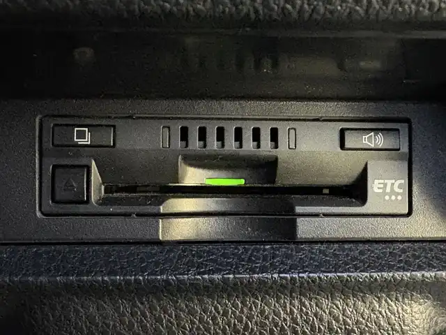 トヨタ ノア Si ダブルバイビー 滋賀県 2018(平30)年 7.3万km ホワイトパールクリスタルシャイン 純正9インチナビ/【Bluetooth/フルセグTV/CD/DVD】/純正フリップダウンモニター/バックカメラ/ETC/前後ドライブレコーダー/トヨタセーフティセンス/・プリクラッシュセーフティ/・レーンディパーチャーアラート/・オートマチックハイビーム/・先行車発進お知らせ機能/両側パワースライドドア/ハーフレザーシート/LEDライト/スマートキー/クルーズコントロール/ステアリングスイッチ