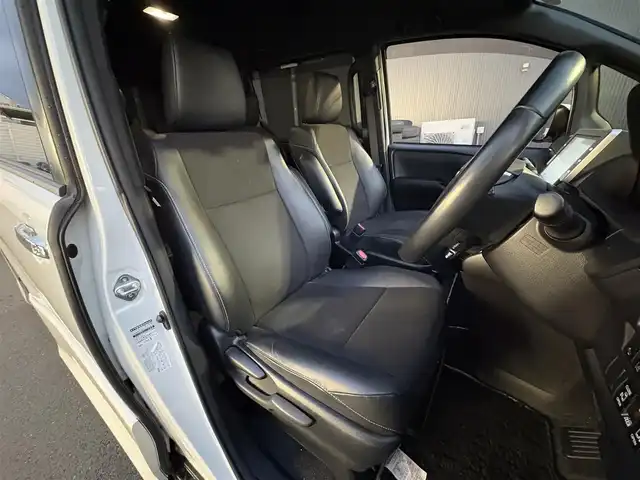 トヨタ ノア Si ダブルバイビー 滋賀県 2018(平30)年 7.3万km ホワイトパールクリスタルシャイン 純正9インチナビ/【Bluetooth/フルセグTV/CD/DVD】/純正フリップダウンモニター/バックカメラ/ETC/前後ドライブレコーダー/トヨタセーフティセンス/・プリクラッシュセーフティ/・レーンディパーチャーアラート/・オートマチックハイビーム/・先行車発進お知らせ機能/両側パワースライドドア/ハーフレザーシート/LEDライト/スマートキー/クルーズコントロール/ステアリングスイッチ